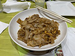 Otra variante del plato de fideos borrachos con fideos de arroz planos