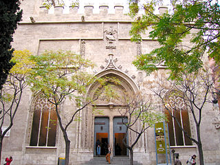 Façana i Entrada al Saló Columnari de la Llotja de la seda.