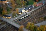 Ett flygfoto av centralstationen och en gångbro över den.