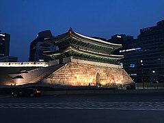 Sungnyemun (Namdaemun) pada waktu senja pada bulan Mac 2017.