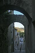 La côte Saint-Martin. Au fond, la colline de Crussol, Ardèche