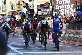 Julian Alaphilippe wint Milaan-San Remo in 2019.