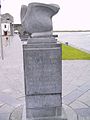 Piedra-monumento a Colón en el paseo español de la ciudad de Galway