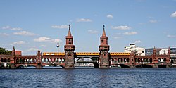 A híres Oberbaumbrücke a rajta áthaladó U1-es metróval