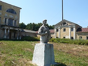 Памятник Зое Космодемьянской в Дубровской школе-интернате