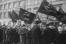 Photographie en noir et blanc de personnes manifestant pour le communisme.