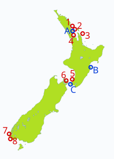 Mapa rozšíření na ostrovech (1. Hen, 2. Tiritiri Matangi, 3. Red Mercury, 4. Motuihe, 5. Kapiti, 6. Long, 7. Anchor, 8. Chalky) a na pevnině (A. Shakespear Open Sanctuary, B. Cape Sanctuary, C. Zealandia)