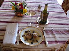 Poulet de Bresse aux morilles et au vin jaune.