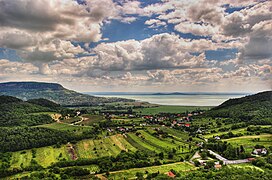 Le lac Balaton avec à gauche le mont Badacsony.