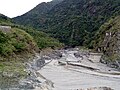 從水利公園遠眺進入卑南上圳進水口內部的清水吊橋，該吊橋已在風災中毀損無法通行