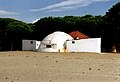 Umgenutzter, angemalter Bunker mit Anbauten an der Adriaküste