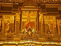 พระประธานในพระอุโบสถพร้อมด้วยอัครสาวกซ้ายขวา