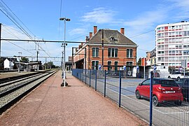 Bâtiment et parking.