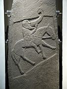 La Bullion Stone, un relieve del siglo X que representa a un guerrero picto a caballo bebiendo de un cuerno (drinking horn).[75]​