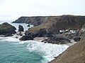 Kynance Cove (en) (Angleterre), où les Velaryon tiennent leur conseil de guerre avec Daemon sur l'une des îles des Degrés de Pierre.