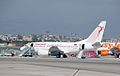 Boeing 737-500 de la aerolínea Tunisair, aparcado en la Terminal 1.