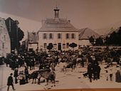 L'ancienne maison communale et son marché (foire) en 1900