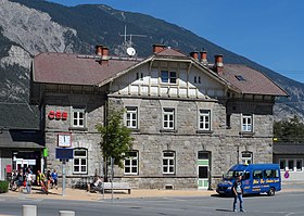 Das Aufnahmsgebäude mit dem Bahnhofsplatz