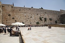 Il-Kotel, magħruf bħala l-Ħajt tal-Lajjar, vestiġju tat-Tempju kbir ta’ Ġerusalemm.