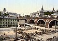 Das frühere „Pancer“-Viadukt etwa um 1900. Im Vordergrund Marktgeschehen auf dem Gelände, auf dem nach dem Krieg die „Mariensztat“ errichtet wurde