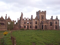 Schloss Ury House in Aberdeenshire wurde durch Entfernen des Daches zur Ruine gemacht, um Steuern zu sparen.