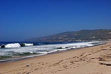 Photo d'une plage sous un ciel ensoleillé.