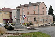 La mairie et le monument aux morts (2016).