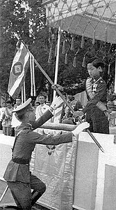 พระบาทสมเด็จพระปรเมนทรมหาอานันทมหิดล พระอัฐมรามาธิบดินทร พระราชทานธงประจำกองยุวชนนายทหารและธงยุวชนทหาร เมื่อ พ.ศ. 2482