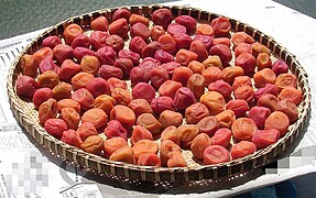 „sonnengetrocknete“ doyō umeboshi (土用梅干)