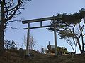 山頂の鳥居と宝篋印塔