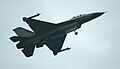 Danijos Karališkųjų Oro pajėgų naikintuvas F-16AM Fighting Falcon praskrenda virš Vilniaus oro uosto (2009 m. kovo 27 d.)