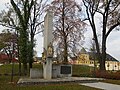 Monumento al falintoj, en fono afiteatro kaj la kastelo