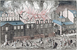 À gauche, l'incendie de l'Académie royale de musique en 1763 ; au milieu, une vue des bâtiments actuels (Palais-Royal) avec, à droite, la plaque commémorative retraçant les événements survenus en ce lieu.