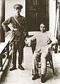 Sun Yat-sen (sentado á dereita) xunto a Chiang Kai-shek.