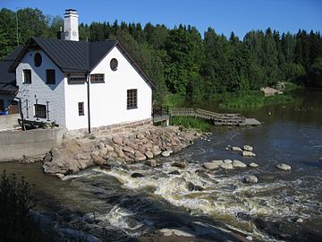 Entisen Dahlforsin viilatehtaan tiloissa kosken äärellä toimii tilausravintola Kuninkaan Lohet.