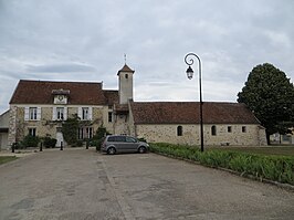 Gemeentehuis, school en kerk