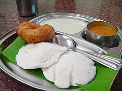 Idli và vada phục vụ với sambar và chutney riêng biệt