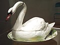 Soupière en porcelaine de Chelsea en forme de cygne, fabriquée vers 1752 - 1756.