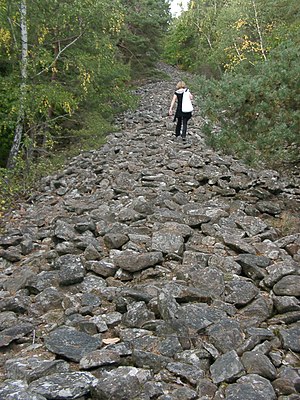 Die niedergelegte Heidenmauer