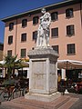 Un Hércules Farnesio que hay en la plaza de Brescello, como en la obra de Guareschi.