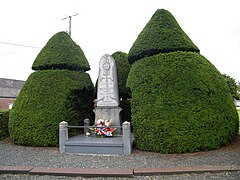 Mémorial et topiaires.