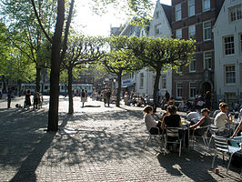 Het Spui (2008). Rechts de ingang van het Begijnhof