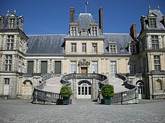 Escalier du Fer-à-cheval nel Palaciu de Fontainebleau, de Philibert Delorme y Jean Bullant (c. 1550)