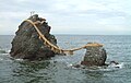 Shimenawa symbolisant l'union des « Rochers mariés » dans la baie d'Ise (Mie).