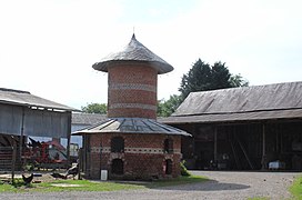 Remarquable pigeonnier circulaire au centre d'une cour de ferme.