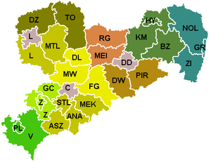 Podział sprzed reformy z nałożonym nowym podziałem (kolor)