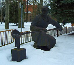 Bronzeplastik eines Gießers vor dem Kunstgussmuseum in Lauchhammer