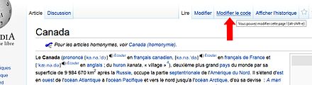 L'onglet pour modifier la source indiqué par une flèche rouge, dans la barre d'onglets d'une page