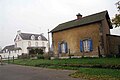 La maison du garde-barrière et l'Hôtel de la Gare (la gare a disparu).