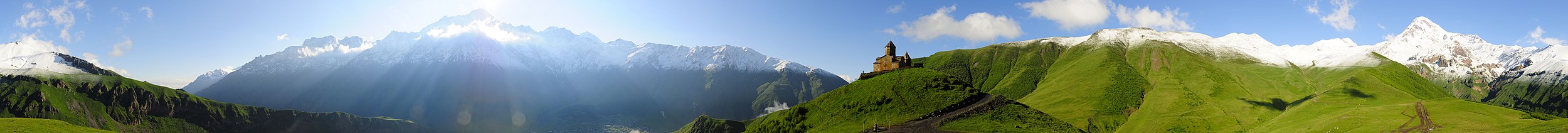 三位一体教会とカズベク山